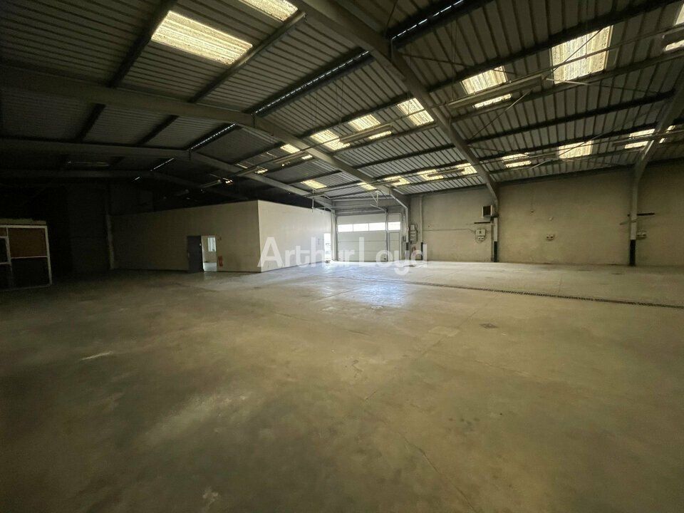 Grand local d'activité avec Bureaux