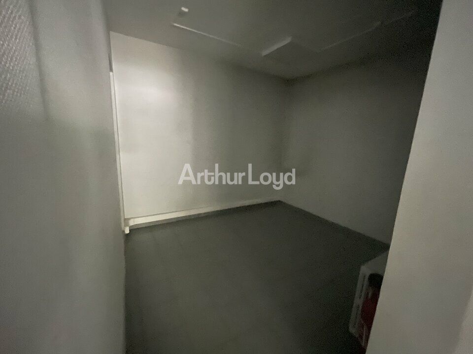 Bureaux de 52 m² non divisibles à louer à Epernay, idéalement situés pour votre entreprise. Accès facile aux transports en commun et proximité des commodités. Parfait pour un espace de travail fonctionnel et confortable.