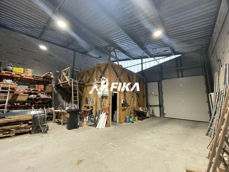 Local d'activités de 220 m² à l'achat ou à la location au TAILLAN MEDOC