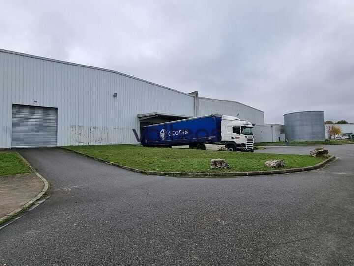 Location local d''activites 2670 m² non divisibles