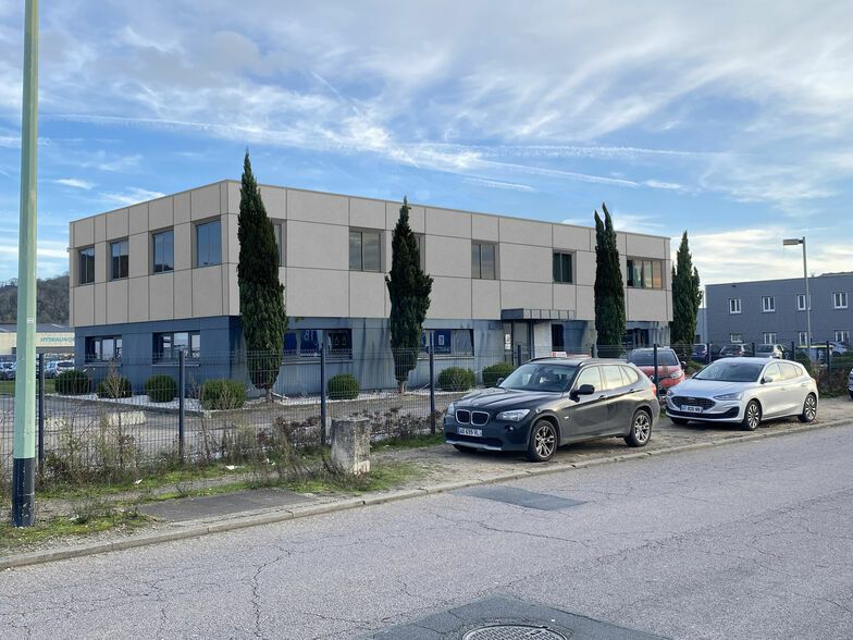 Location bureaux 706 m² divisibles à partir de 105 m²