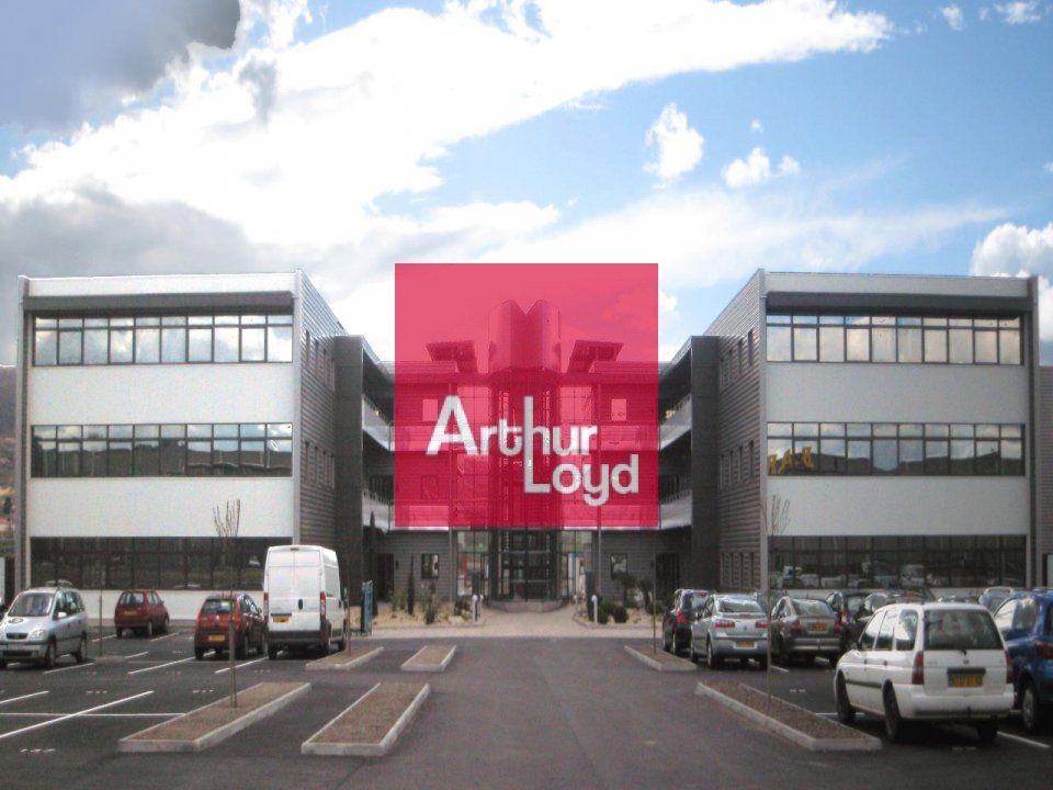 COURNON D'AUVERGNE   A PROXIMITE DU ZENITH A LOUER BUREAUX 157M² 