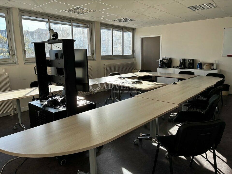 Immeuble indépendant d'environ 1 900 m² de bureaux, à vendre à Tours
