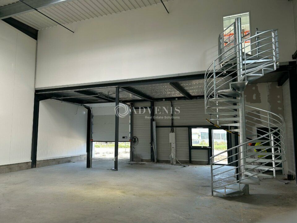 Location local d''activites 1119 m² divisibles à partir de 299 m²