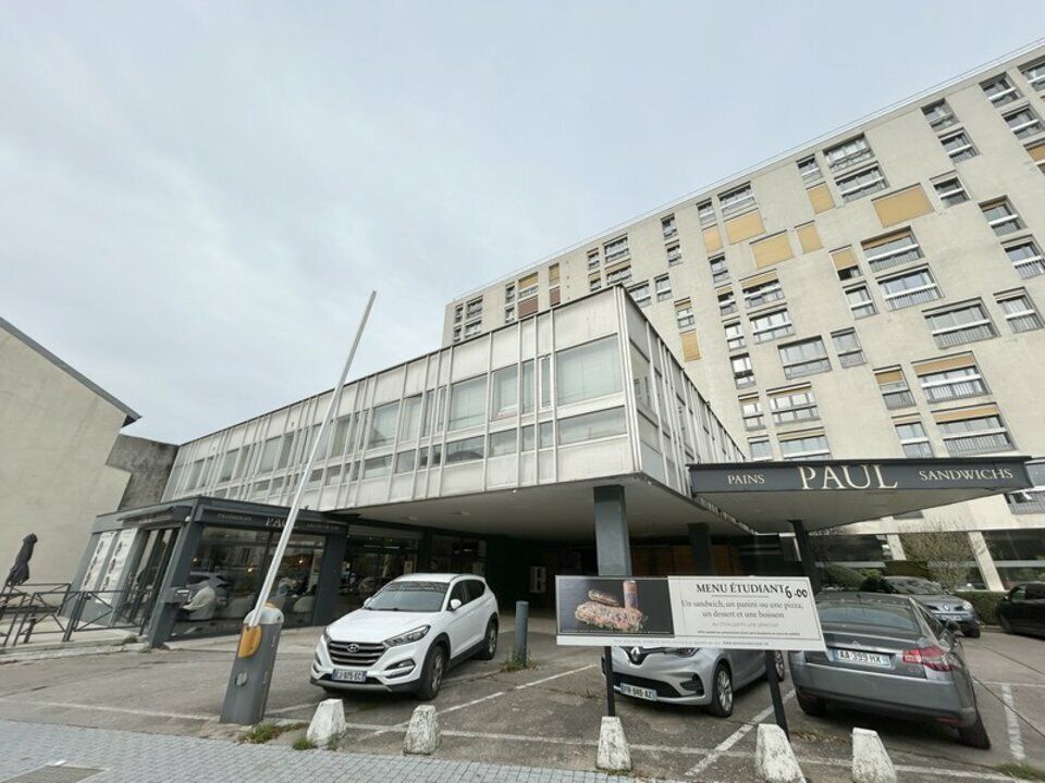 A VENDRE Bureaux de 186 m² Carrez - 7 parkings privatifs en sus