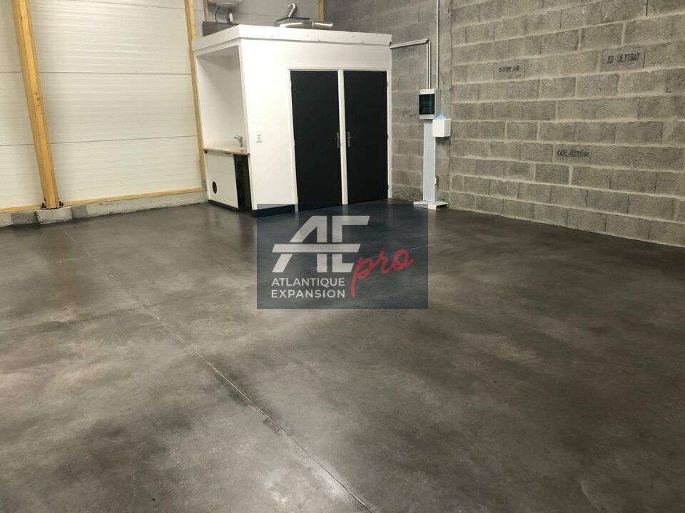 Location local d''activites 100 m² non divisibles