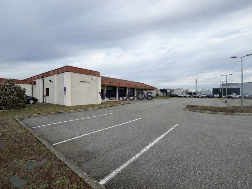 Location local commercial 1040 m² divisibles à partir de 519.99 m²