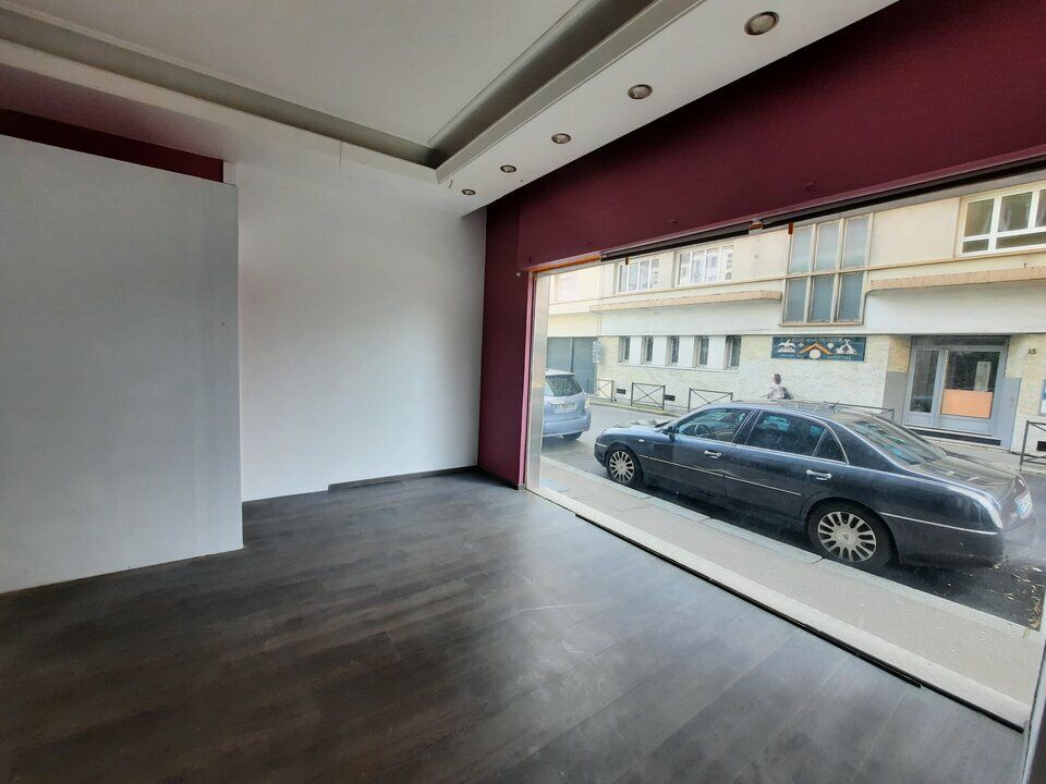 En angle de rue - Parking Halle aux Toiles. 