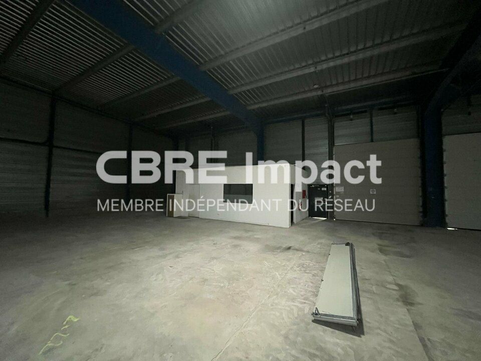 Local d'activité d'une surface d'environ 1 240 m².