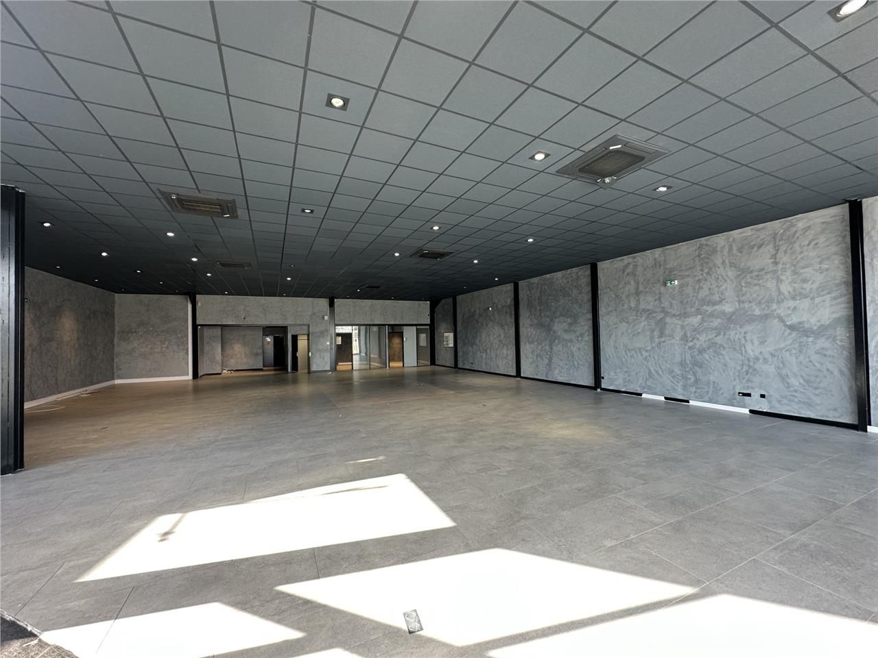 Location local commercial 800 m² à Puget-sur-Argens