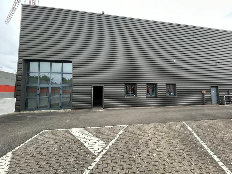Location local d''activites 400 m² non divisibles