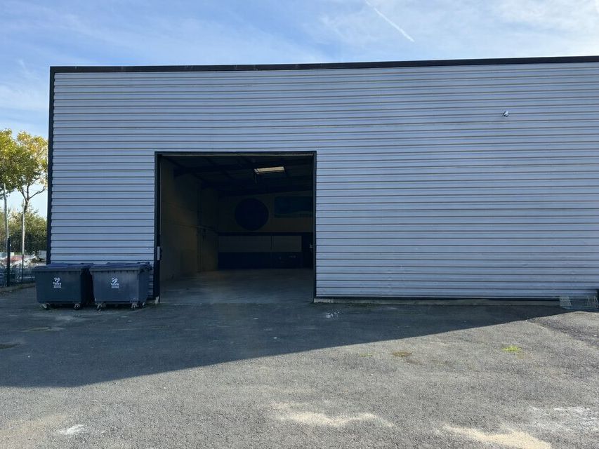 BALLAN-MIRÉ LOCAL D'ACTIVITÉ A LOUER 540 M² SUR AXE