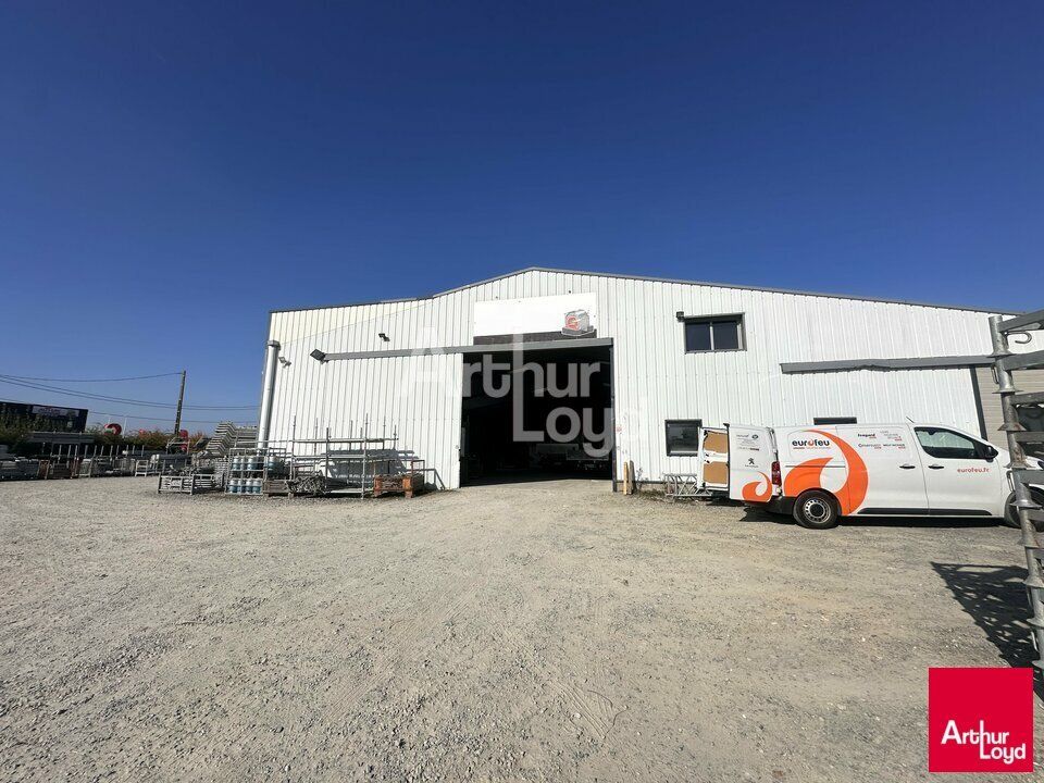 VITRE - LOCAL D'ACTIVITES A VENDRE - 900 M²
