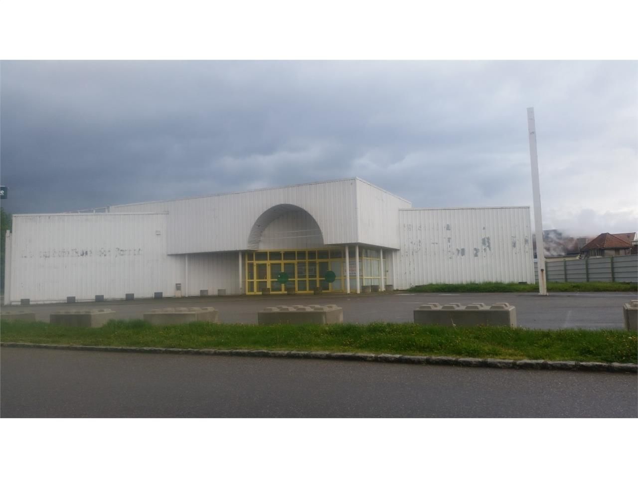 Location local commercial 1233 m² non divisibles