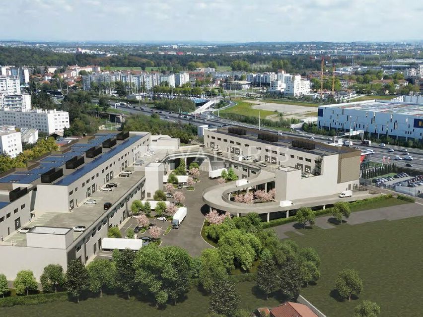 Location local d''activites 8618.8 m² divisibles à partir de 360.19 m²