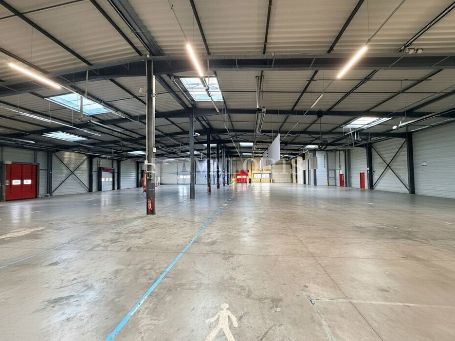 2372 m² pour ce entrepot en location à Vaulx en velin