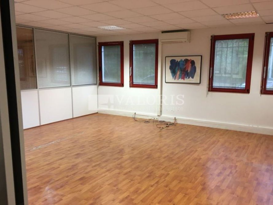 Nous vous proposons à la vente 220 m² de bureaux avec un entrepôt de 63 m² de plain pied et 8 parkings, situé dans un parc tertiaire, à proximité de l'autoroute A6.