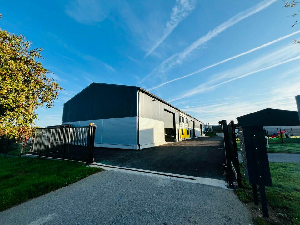 A LOUER - ZA ST JEAN DE LA NEUVILLE - SUPERBE BÂTIMENT NEUF 750 m2 SUR ZONE EN DÉVELOPPEMENT CROISSANT