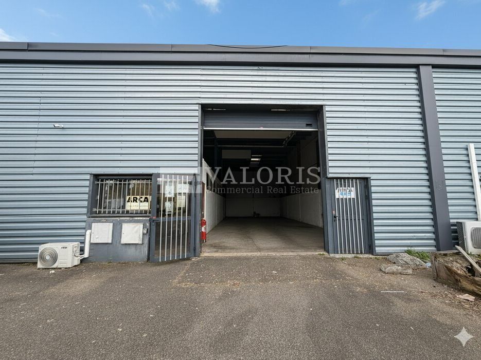 Valoris Real Estate vous propose un local d'activité, idéalement situé sur l'avenue Franklin Roosevelt à Décines-Charpieu et facilement accessible en voiture depuis le périphérique Laurent Bonnevay, la Rocade Est et l'A43 et en TC