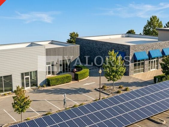 Valoris Real Estate vous propose à la location deux surfaces commerciales à Saint-Bonnet-de-Mure sur la Route Nationale 6.