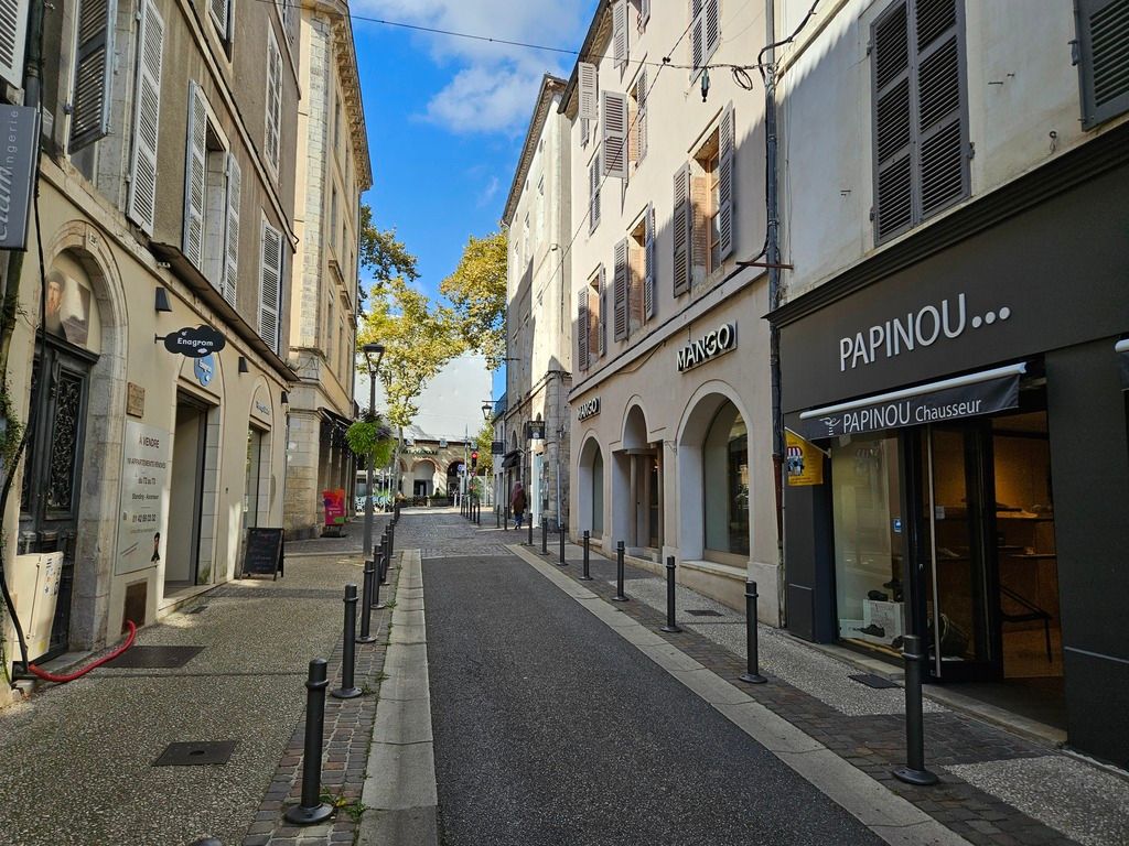 Vente local commercial 300 m² à CAHORS