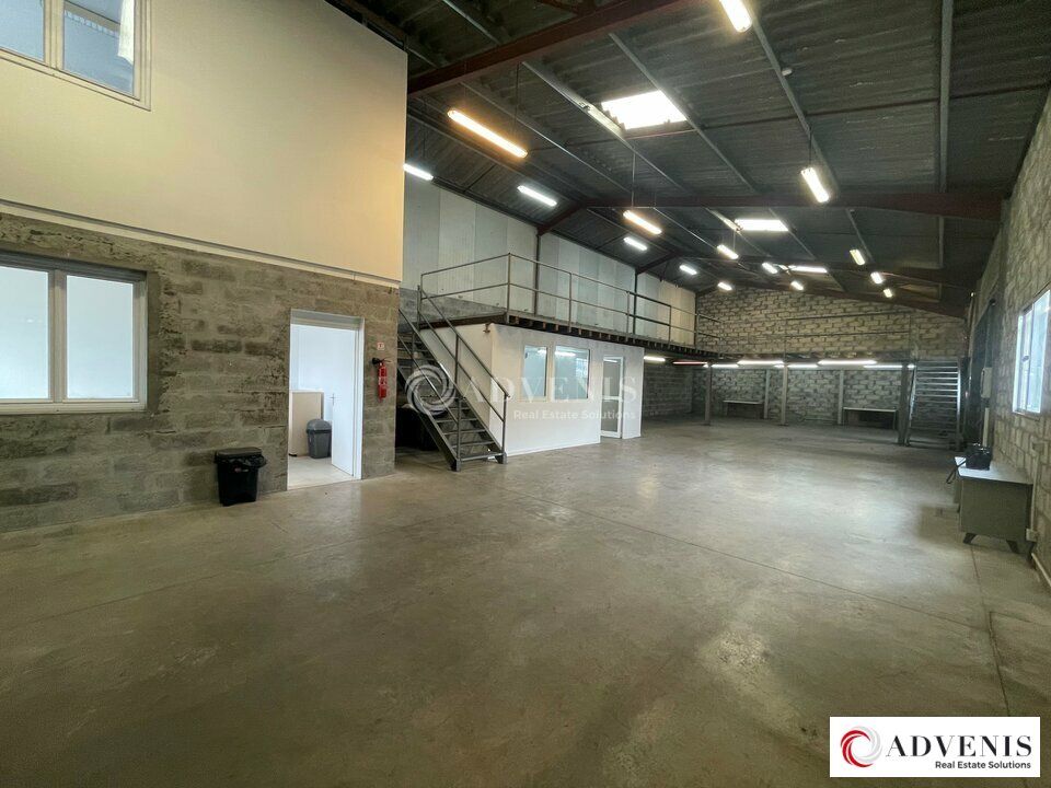 A LOUER LOCAL D'ACTIVITE 336m² AVEC EXTERIEUR 300m² CLOS ET PRIVATIF