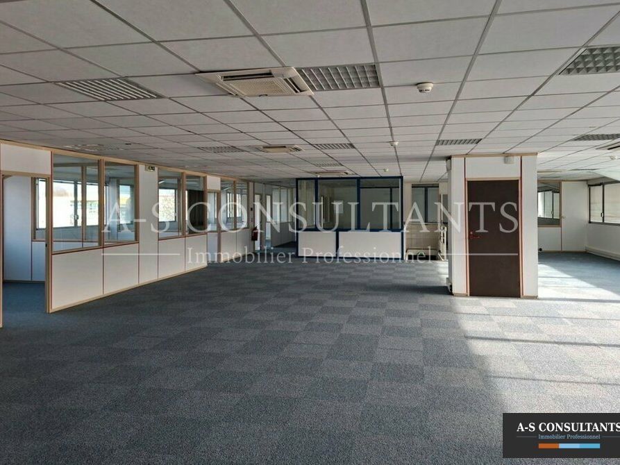 A LOUER - SILLINGY (74330) - Local commercial avec vitrines + entrepôt de stockage et grand open-space au 1er étage - 520 m² par niveaux - grand parking privatif clos 2 280 m² - 