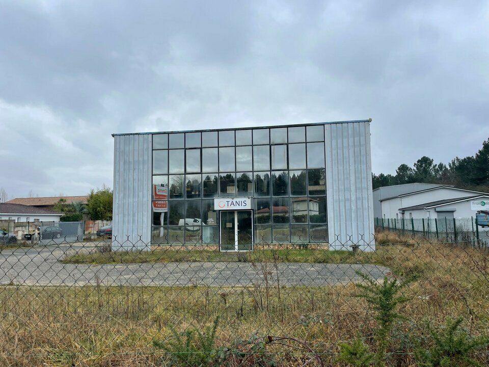 SAINT JEAN D'ILLAC - LOCAL AVEC STOCKAGE EXTERIEUR ET FORTE VISIBILITE