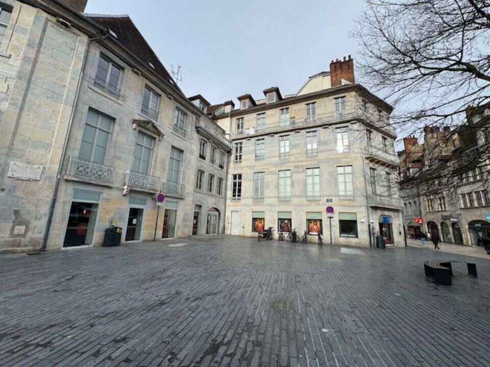 Location local commercial 1124 m² divisibles à partir de 83 m²