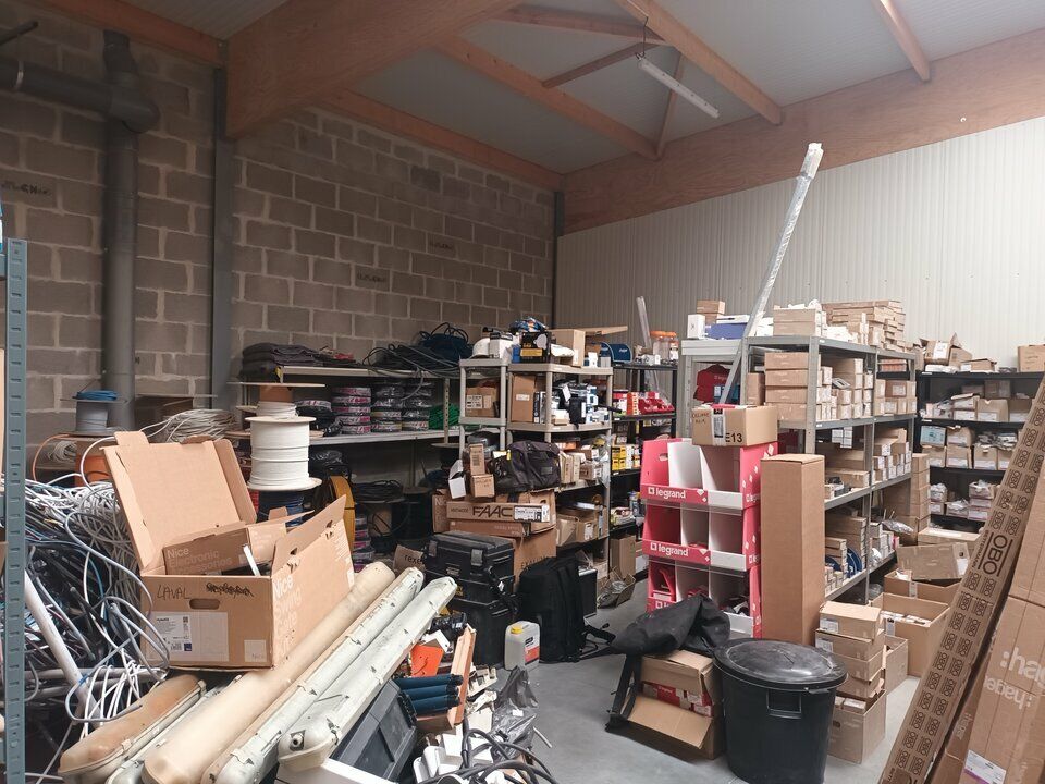 LOCAL RECENT DANS VILLAGE D'ENTREPRISES ET D'ARTISANS.