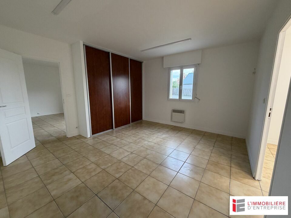 SAINT COULOMB : A VENDRE - LOCAL D'ACTIVITE DE 700 M² SUR UN FONCIER DE 2555 M²