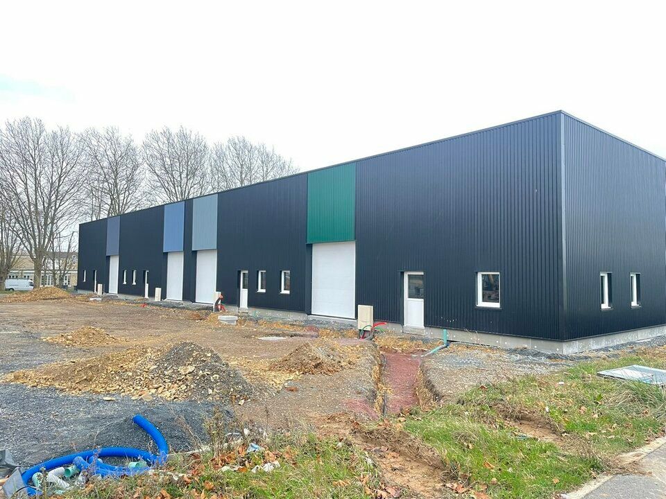 Cellule d'activité neuve à louer ou à vendre d'environ 224 m².