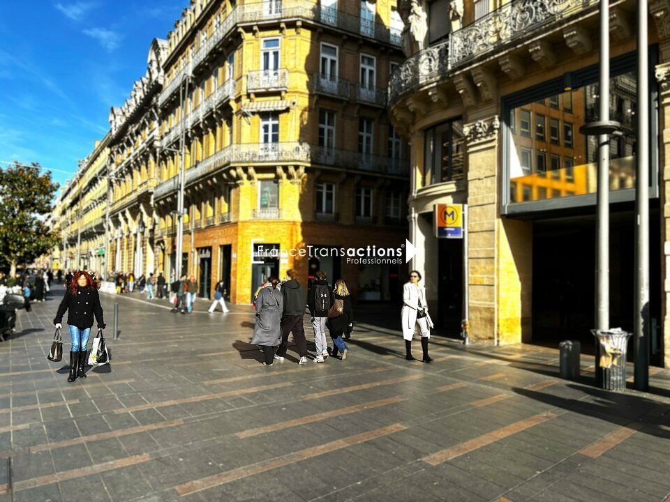 A LOUER LOCAL COMMERCIAL ENVIRON 102M² EMPLACEMENT PRIME 