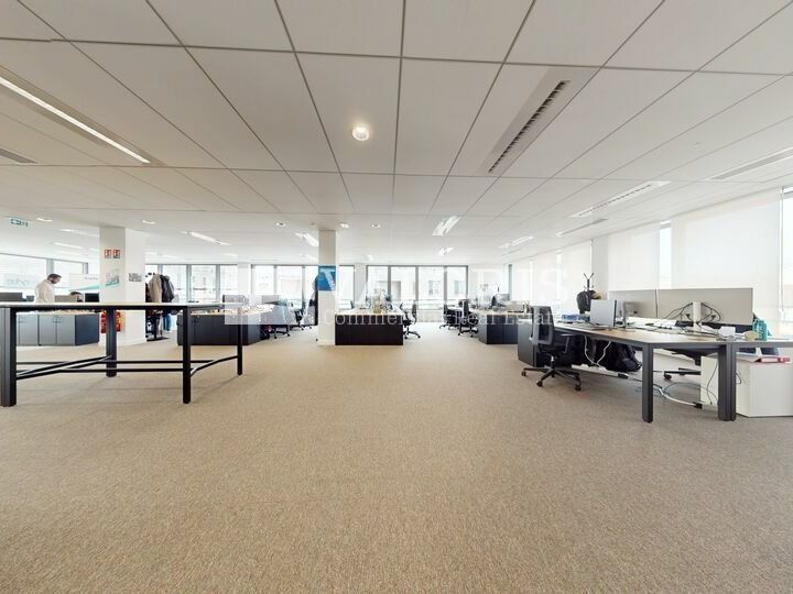 Venez découvrir ces bureaux au cœur du 7e arrondissement ! Profitez d'un environnement dynamique pour y installer votre entreprise.