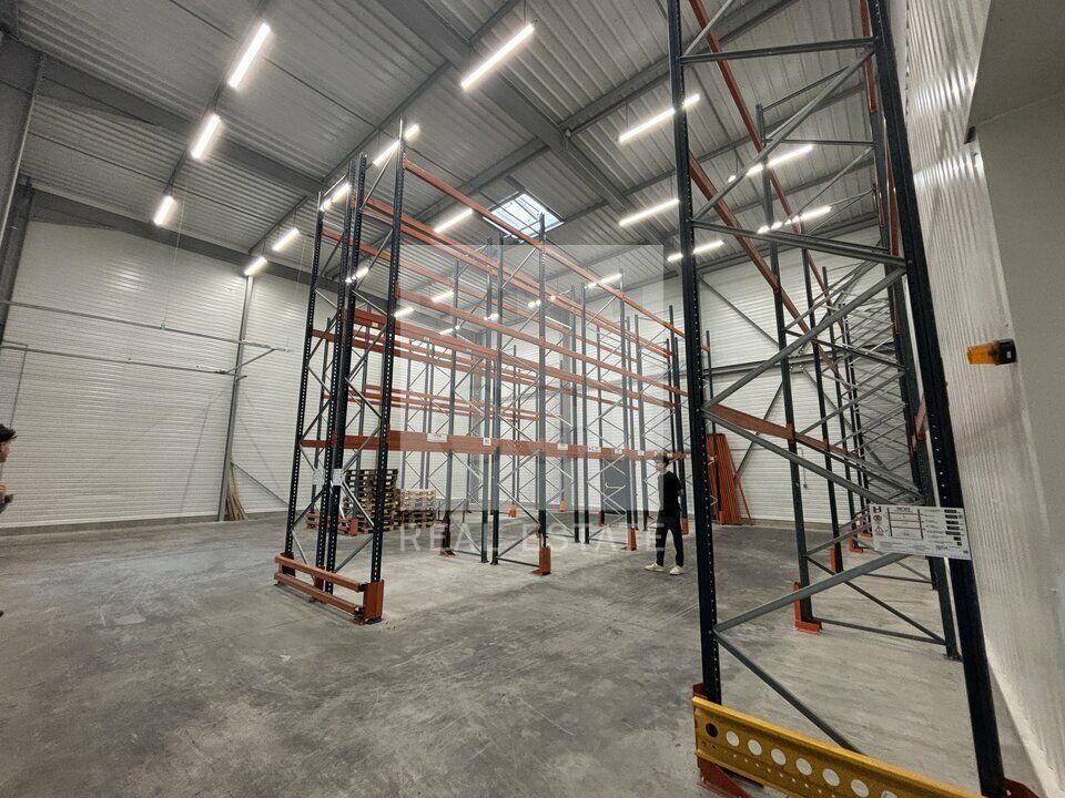 LOCAUX D'ACTIVITES / BUREAUX