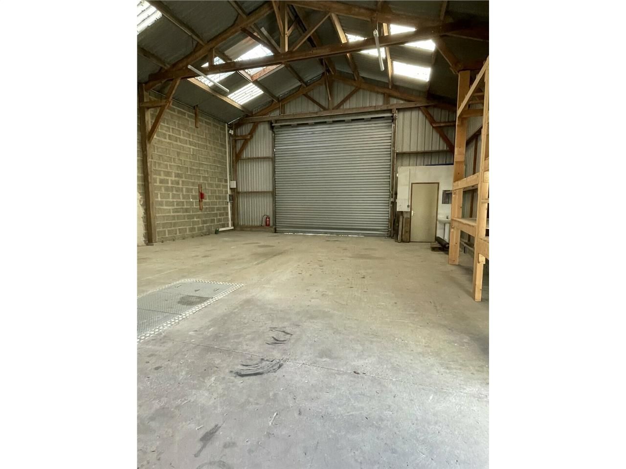 A LOUER - ENTREPÔTS