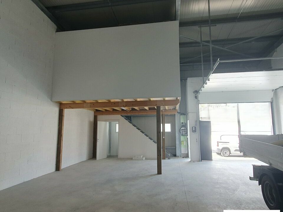 Location local d''activites 148.5 m² non divisibles