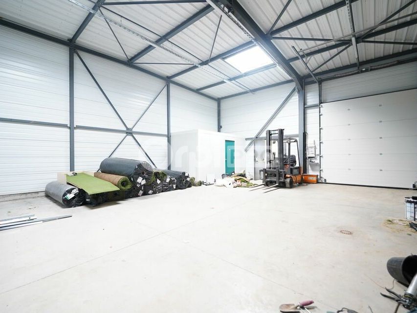 Location local d''activites 150 m² non divisibles