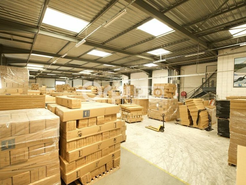 Location local d''activites 1075 m² non divisibles