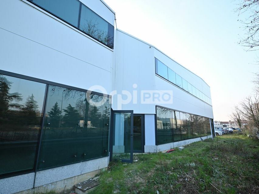 Location local d''activites 2840 m² divisibles à partir de 840 m²