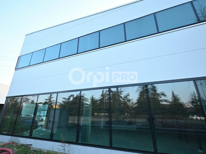 À LOUER - LOCAL D'ACTIVITE DE 2 840 M2 DIVISIBLE - VÉNISSIEUX