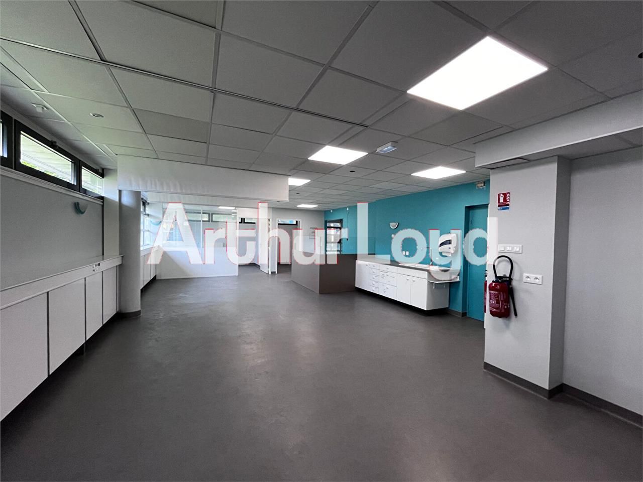 Location bureaux 1300.00 m² à HEROUVILLE SAINT CLAIR