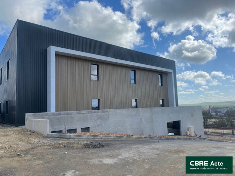 Vente local d''activites 6943.2 m² divisibles à partir de 180.7 m²