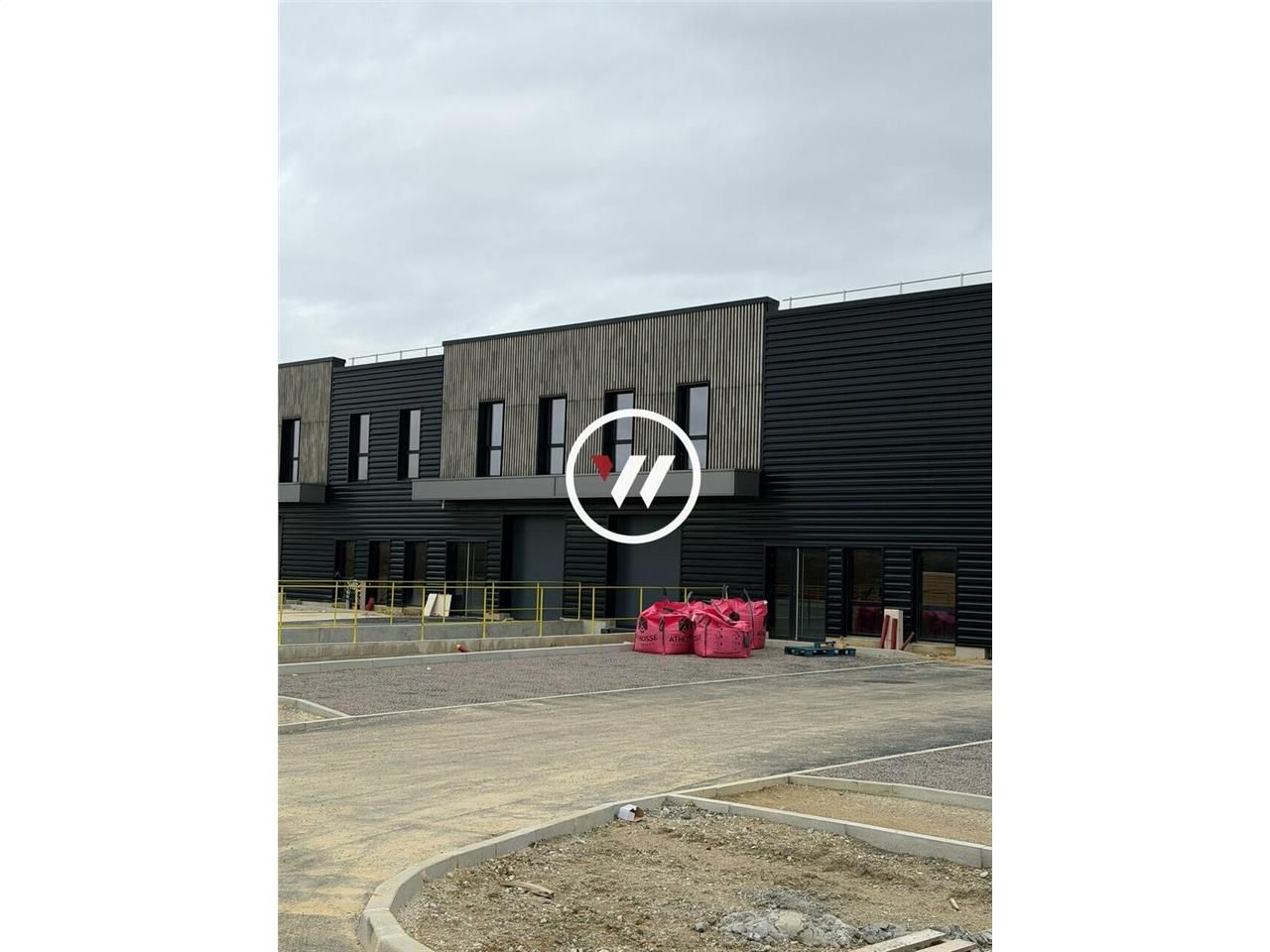 Location local d''activites 1200 m² non divisibles