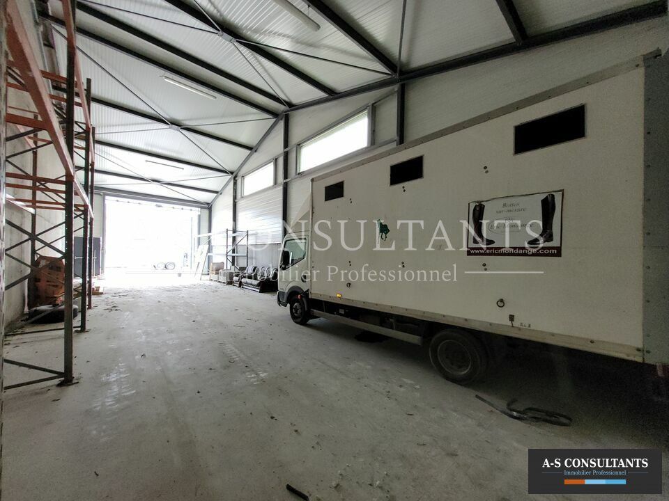 DOMARIN (38300) à louer local d'activité ou entrepôt de 145 m² situé proche des axes avec stationnements privatifs.