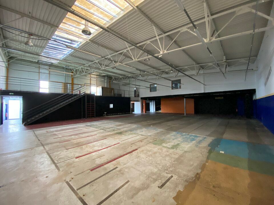 Location local commercial 1196 m² non divisibles