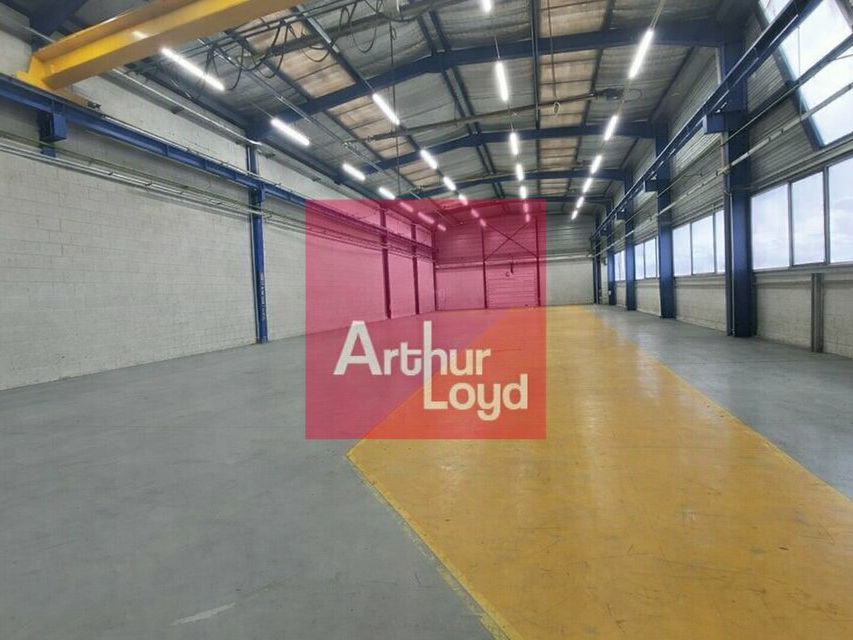 RIOM  A  VENDRE LOCAL ACTIVITE   1532 M² - PARCELLE 5000 M² -  2 PONTS  ROULANTS 