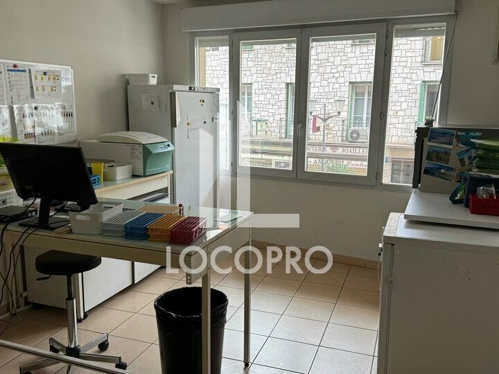 A LOUER - LOCAL COMMERCIAL - 156 M2 - SAINT LAURENT DU VAR