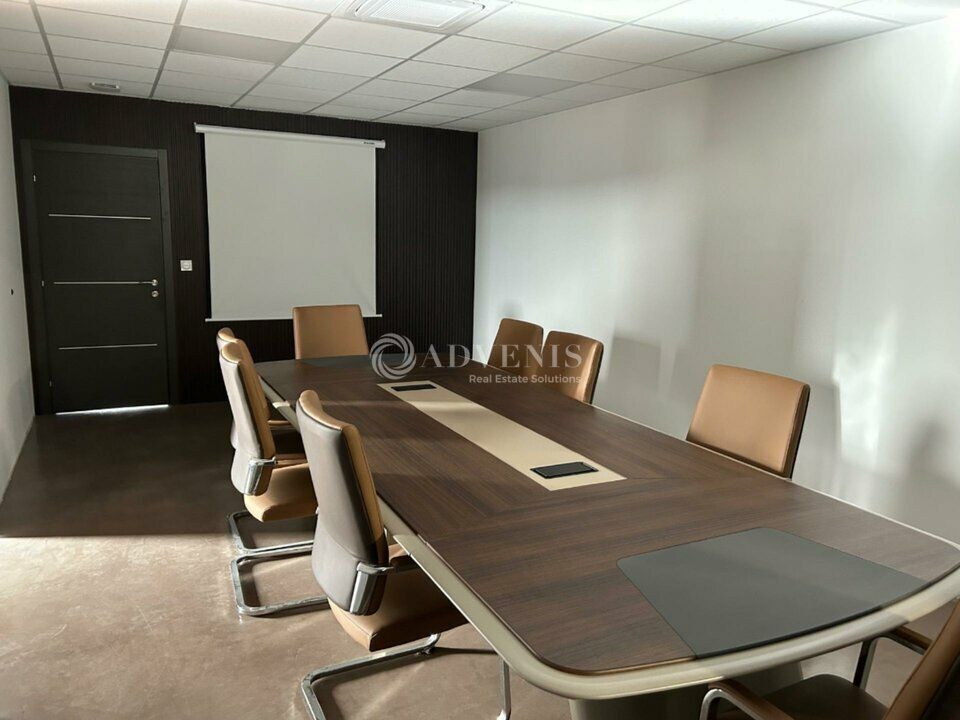 Local d'activité d'environ 1 173 m² à louer à Joué les Tours