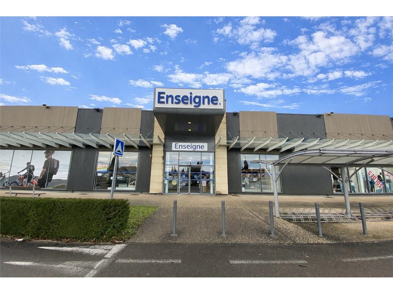 Location local commercial 806 m² à Sens